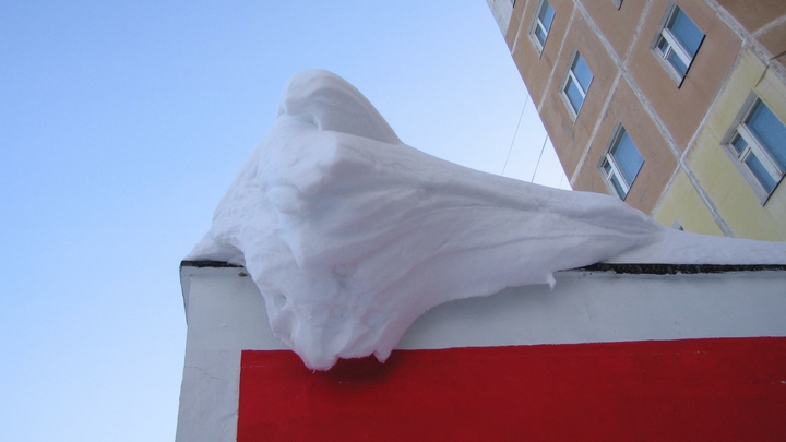 С крыши детского сада на Седова сорвался молодой мигрант – видео