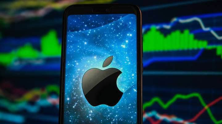 Apple переходит черту: Сноуден намекнул на опасность для каждого