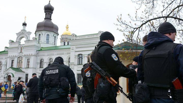 Противостояние в Лавре продолжается - в ответ на провокацию верующие оттесняют полицию