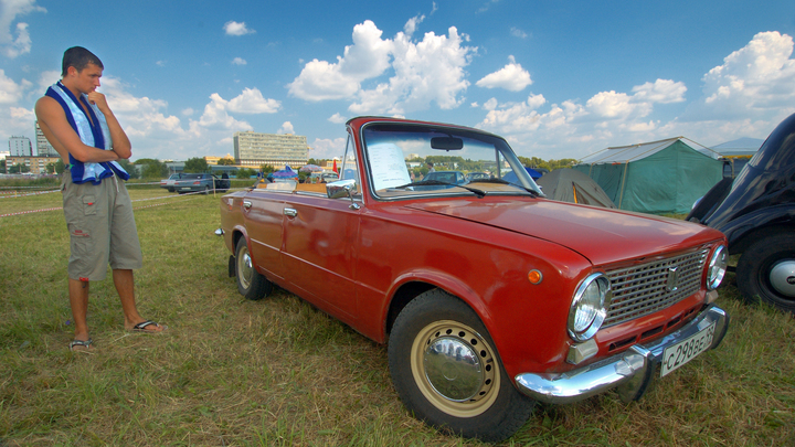 Путин пересаживает чиновников на русские машины: Где-то будет поскромнее