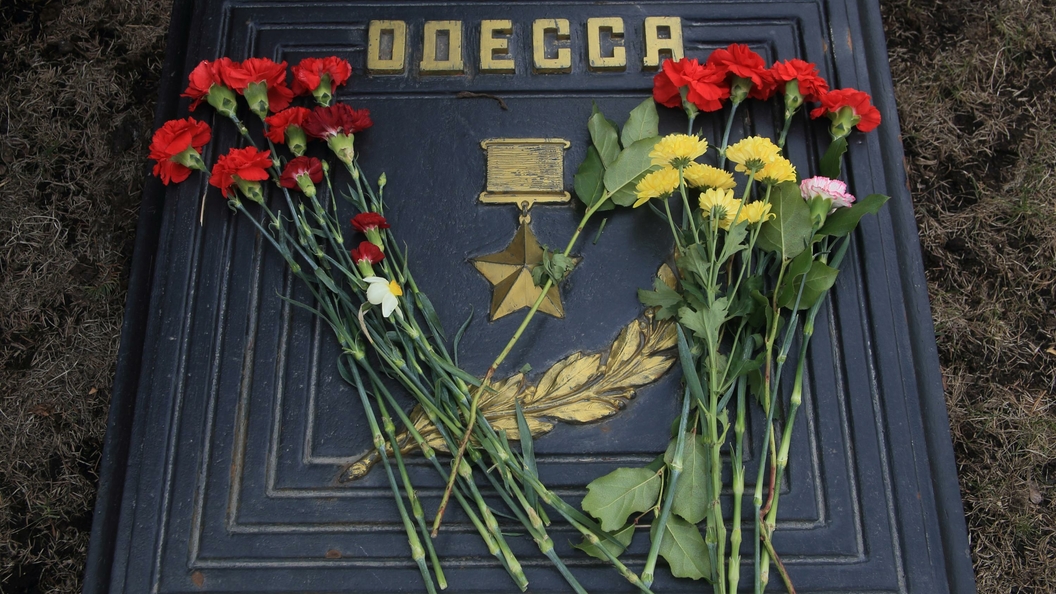 В Одессе милиция задержала участников акции возложения цветов на Аллее Славы В Одессе милиция задержала участников акции возложения цветов на Аллее Славы