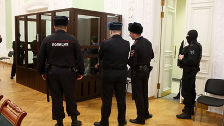 В Курганской области пьяная компания выбросила мужчину со второго этажа в окно