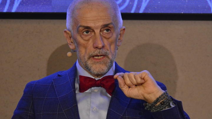 Шум и гам во МХАТе вызвали стыд у блогера Холмогорова