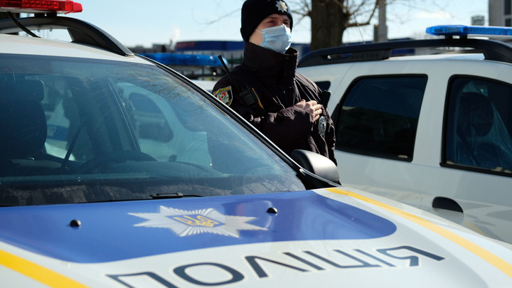 Подростков - с вещами на мороз. Украинские силовики насильно пакуют девушек в автобусы