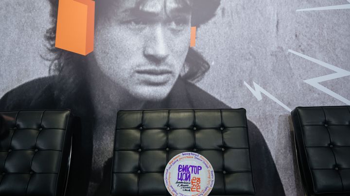 Во Львове можно петь по-русски. Исполнявший песни Цоя уличный музыкант победил украинского депутата