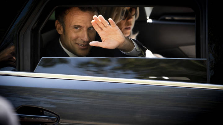 Первые итоги выборов во Франции: Макрон заявил об историческом сроке - протесты уже начались