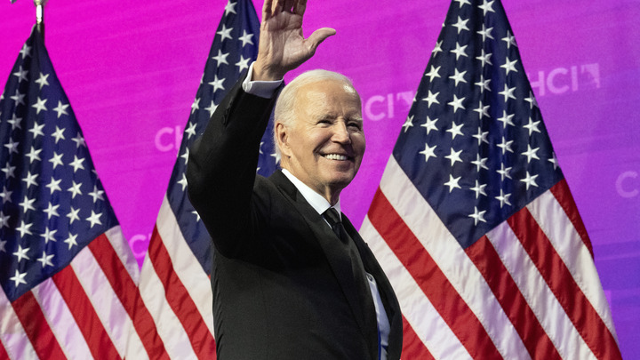 Axios: Байден перешел на теннисную обувь из-за частых падений на публике