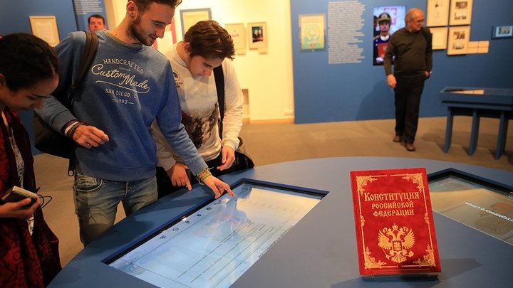 Тянется с января: Иностранцы пытаются повлиять на жителей России в голосовании по поправкам