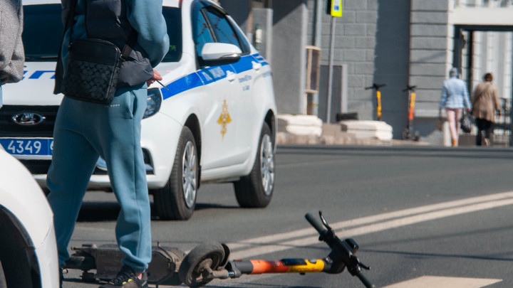 В Екатеринбурге девушка упала с самоката и получила тяжелейшую травму