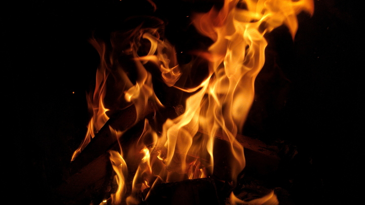 Пожар в хинкальной на юге Москвы: В ресторане обрушилась кровля