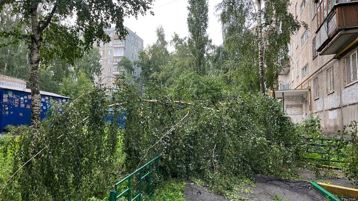 Ураган унёс в центре Кстова сцену-ракушку