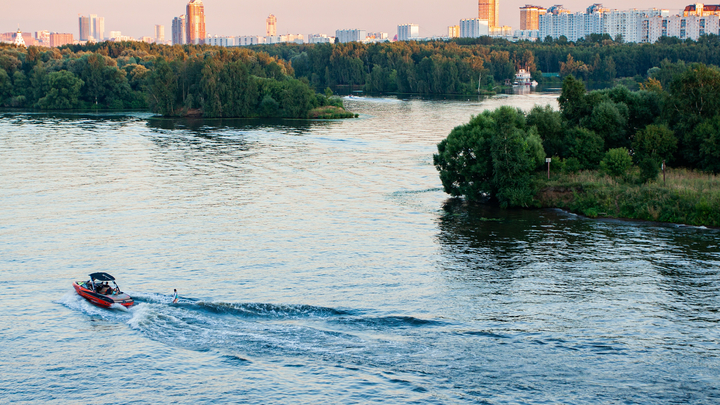 Пьяный водитель катера на Оке отрубил винтом ногу 8-летнему ребенку на водных лыжах