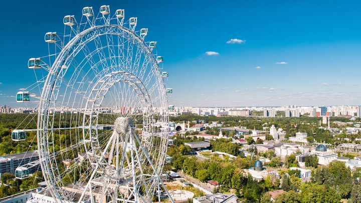 Колесо обозрения Солнце Москвы остановилось в первый же день работы
