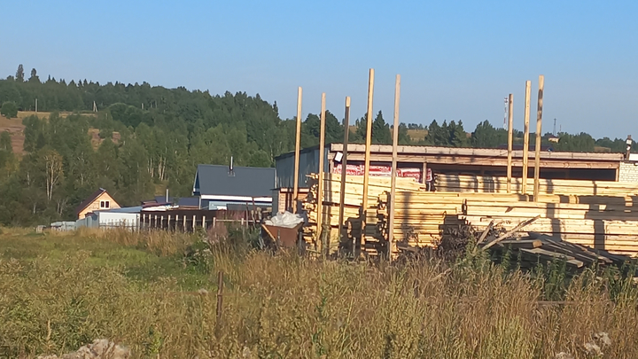 Жители подмосковного поселка боятся пожара от незаконно устроенного рядом с ними строительного рынка