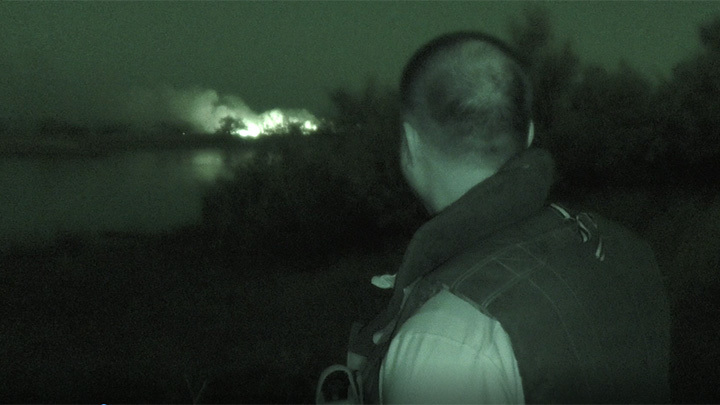 Пожар в лесу от прилётов снарядов американской гаубицы М777 (ночная съёмка). Фото: Царьград