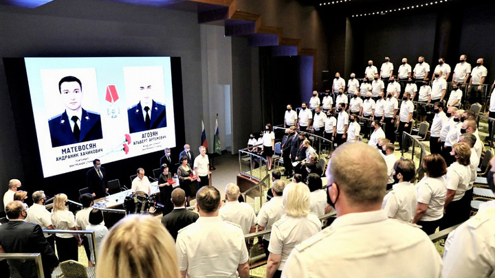 Наградили посмертно: Матерям погибших в Сочи приставов вручили ордена Мужества