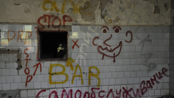 Юристы рассказали, чем может грозить граффити в подъездах и расклейка объявлений