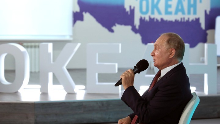 Путин поручил улучшить качество питания в школах