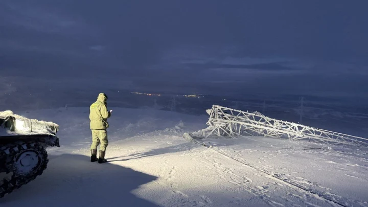 Видео: Как выглядят упавшие ЛЭП, из-за которых отключился свет в Мурманске