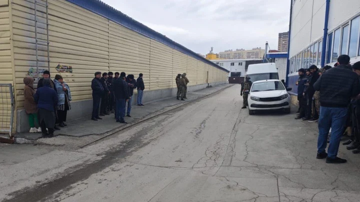 В Новосибирске закрыли нелегальный автовокзал для мигрантов