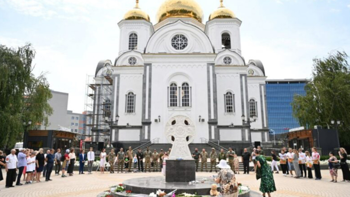 Краснодарцы принесли цветы и мягкие игрушки к стихийному мемориалу в память погибших на Донбассе детей