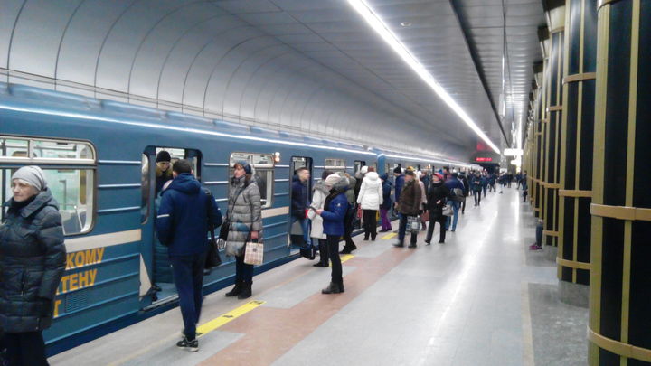 В Новосибирске пассажир метро застрял между перроном и поездом
