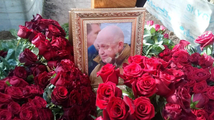 Будет памятник или монумент: Могилу Пригожина на кладбище в Петербурге залили бетоном