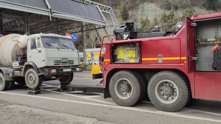 В Сочи власти города начали эвакуировать грузовой транспорт