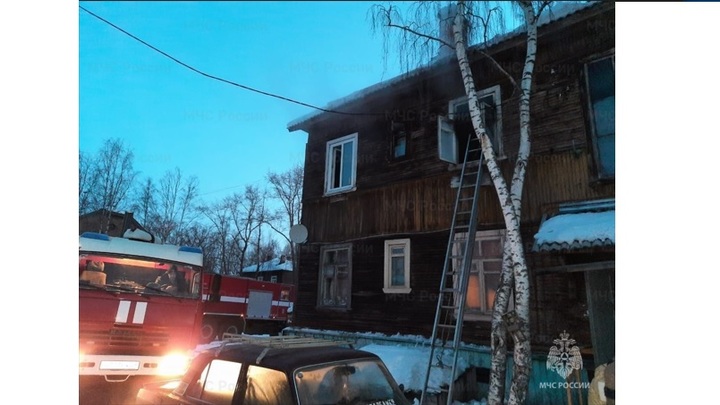 Шесть детей и двух взрослых пожарные спасли из дома на Белорусской в Чите