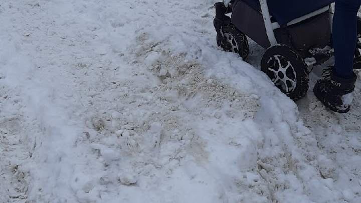 Коммунальщики откапывают Петербург. За ночь выпало больше трети месячной нормы снега