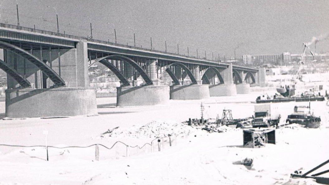 Октябрьский мост новосибирск. Мост для презентации. Пешеходный мост сибревкома новосибирск. Октябрьский мост новосибирск 1955. Мосты новосибирска история.