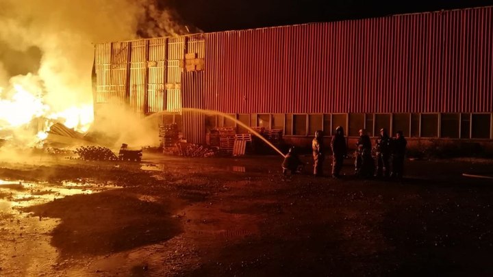 Пожарные всю ночь тушили большой склад на окраине Екатеринбурга. Была угроза взрыва