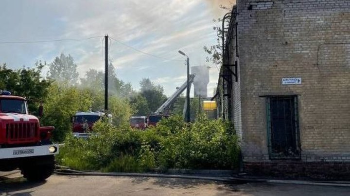 В Нижнем Новгороде горит цех по переработке пластика