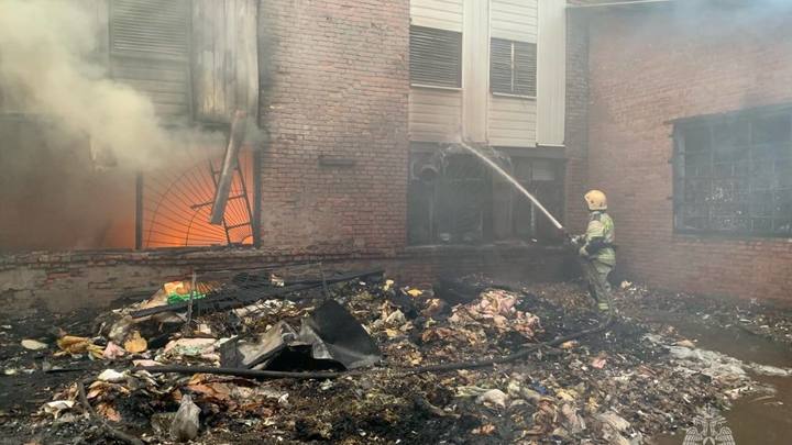 В Краснодаре загорелся склад с полиэтиленом – площадь пожара увеличилась втрое
