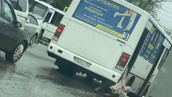 Водитель автобуса протащил по дороге бабушку, которая застряла в дверях общественного транспорта