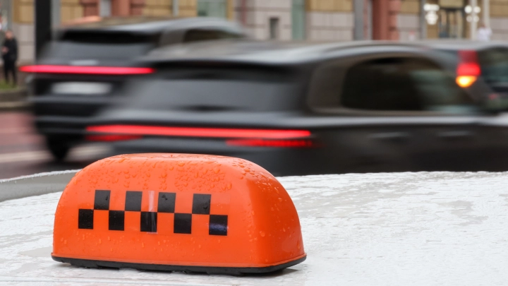 В Новосибирске таксист выманил деньги у участника СВО под предлогом помощи