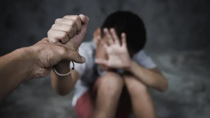 Хихикали, подхихикивали: Подросток изнасиловал первоклассника ради лайков - извиняться за истязания пришлось матери