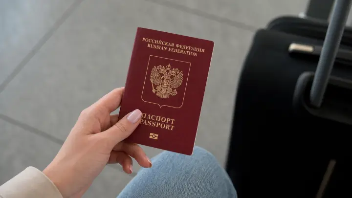 Более 200 жителей России не выпустили за границу из-за фото в загранпаспортах