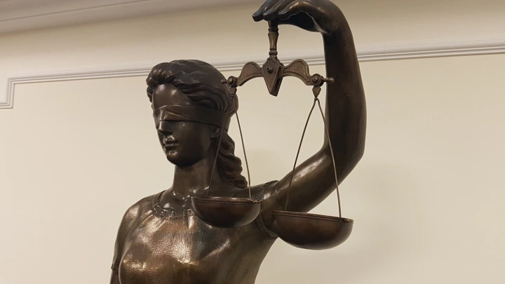 Охранник Крокуса требует от Киркорова 2,3 миллиона рублей за падение со сцены