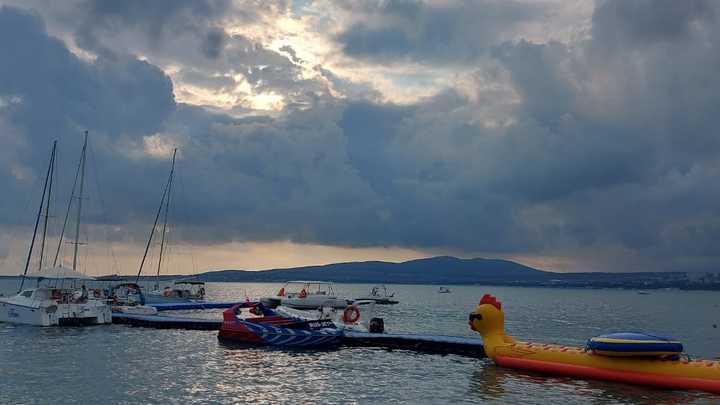 В Геленджике объяснили причину большого странного пятна в море – это не канализация