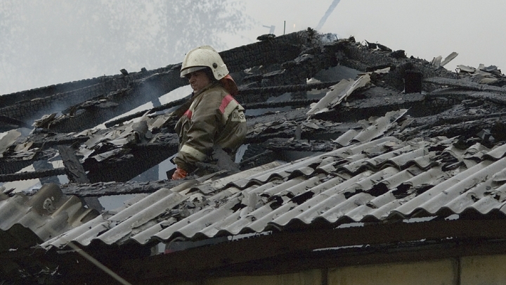 В Горячем Ключе после удара молнии в крышу загорелся дом