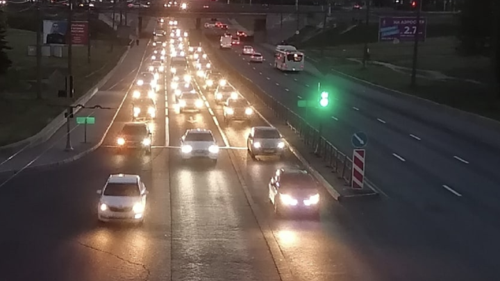 В Петербурге на Витебском проспекте грузовик встал на дыбы под мостом и заблокировал проезд