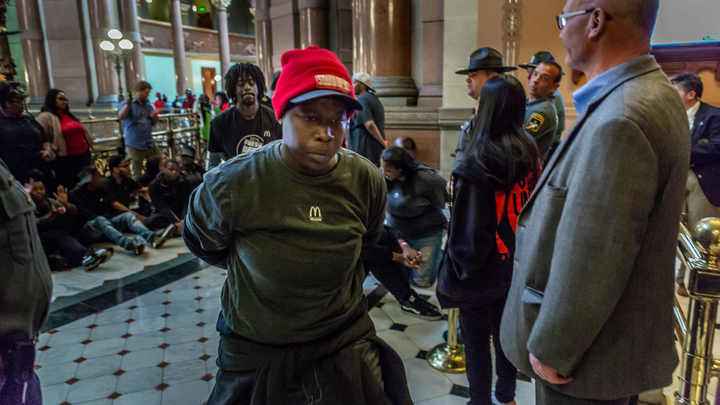 В США альтернативно белые жестоко избили своего же. Русские предложили помощь