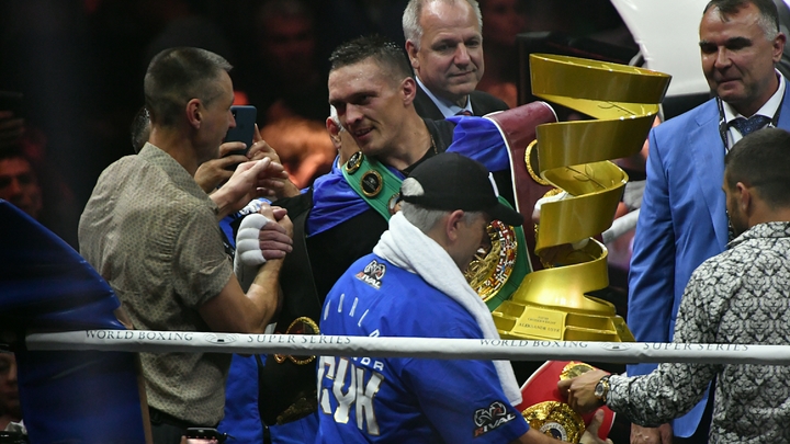 Оскорбивший русских боксёр Усик по-хамски поставил на счётчик чемпиона WBC