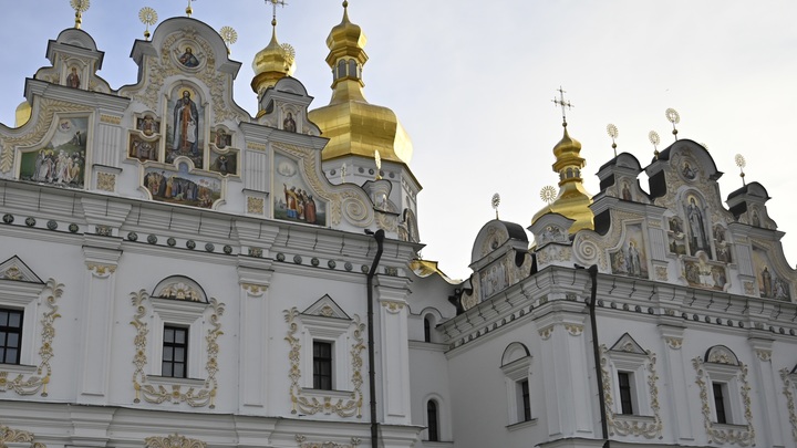 В Киево-Печерскую Лавру нагрянули полицейские с автоматами