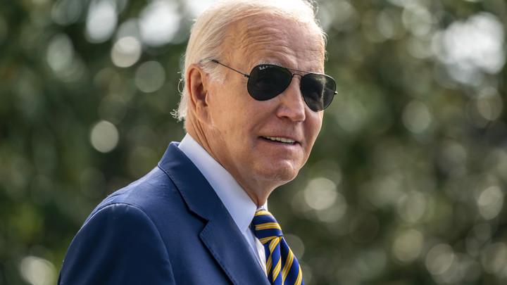 Засыпает, спотыкается…: Американцы готовы переезжать в Россию из-за Байдена