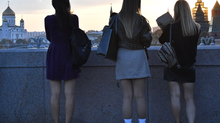 Депутат предложил повышать рождаемость мини-юбками: В 70-х все носили - браки были крепкими