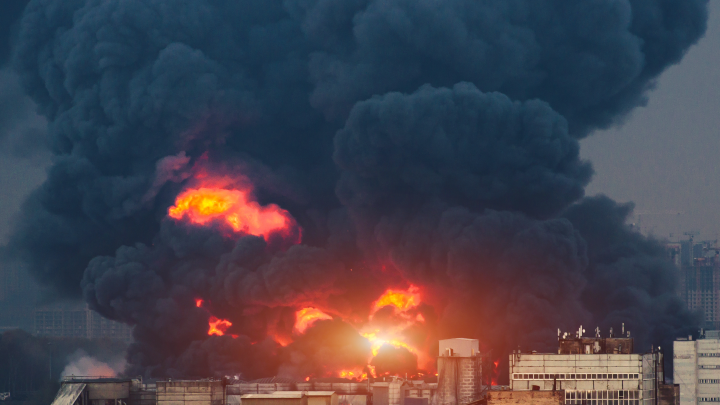 Топы Газпрома получают премии. А НПЗ всё горят и горят после атак БПЛА