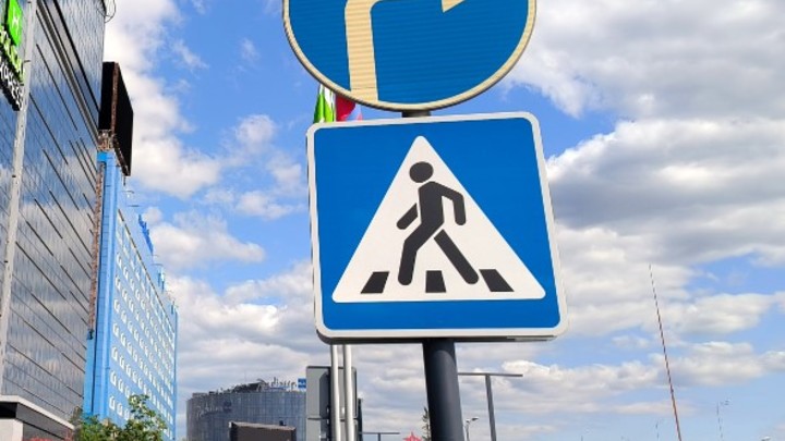 В Екатеринбурге депутат заехал на тротуар и обматерил пешехода
