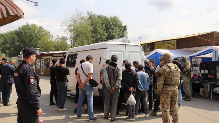 В ходе рейда на Хилокской полиция Новосибирска проверила более 550 мигрантов